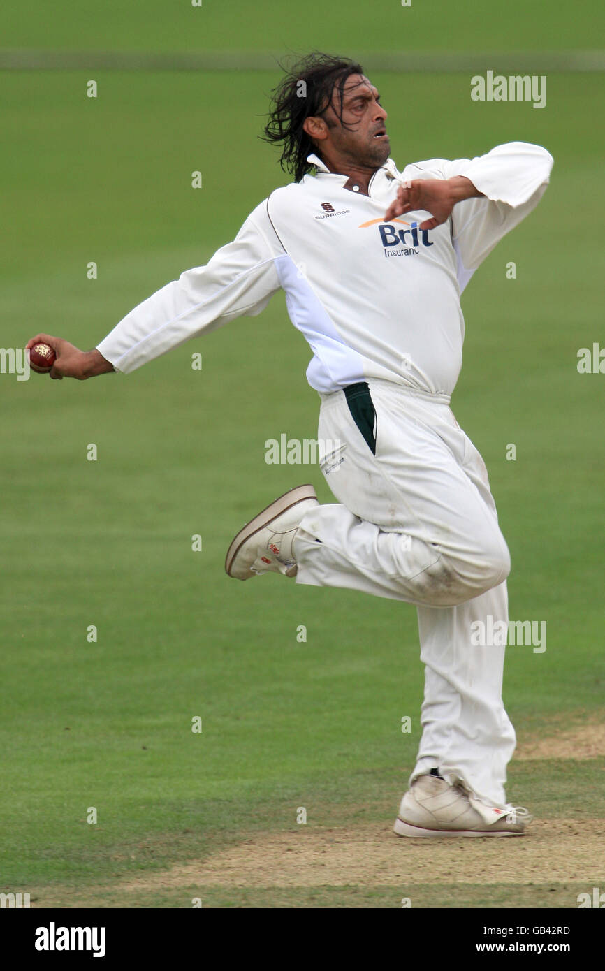 Cricket - Liverpool Victoria County Championship - Division One - Day Two - Surrey v Hampshire - The Brit Oval. Surrey's Shoaib Akhtar bowls against Hampshire Stock Photo