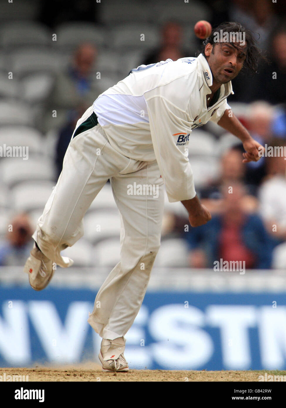 Cricket - Liverpool Victoria County Championship - Division One - Day Two - Surrey v Hampshire - The Brit Oval. Surrey's Shoaib Akhtar bowls against Hampshire Stock Photo
