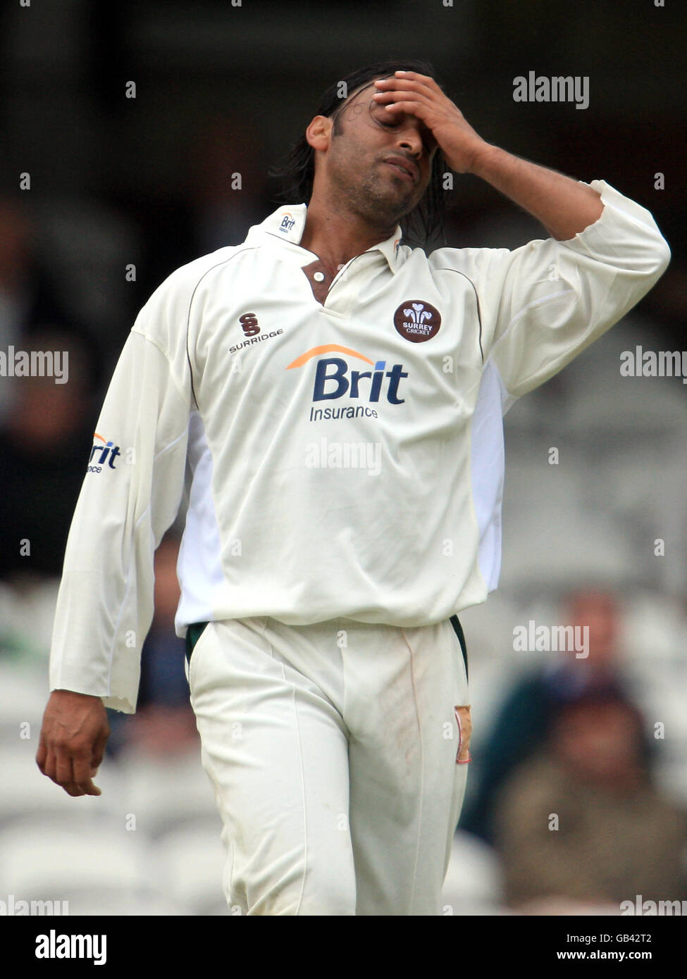 Cricket - Liverpool Victoria County Championship - Division One - Day Two - Surrey v Hampshire - The Brit Oval. Surrey's Shoaib Akhtar rues a missed chance Stock Photo