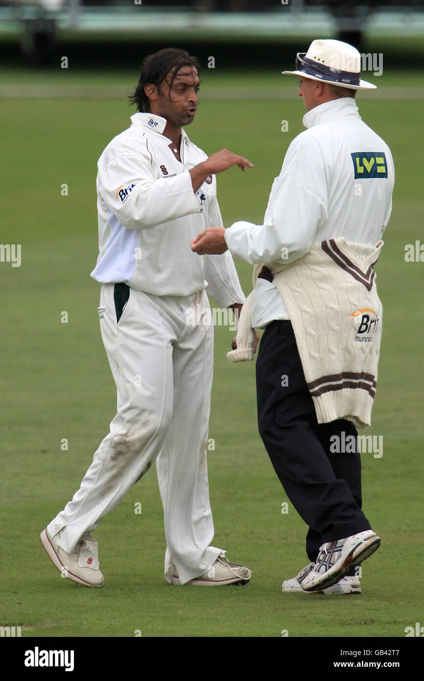 Cricket - Liverpool Victoria County Championship - Division One - Day Two - Surrey v Hampshire - The Brit Oval. Surrey's Shoaib Akhtar (l) and match umpire Neil Mallender chat on the outfield Stock Photo