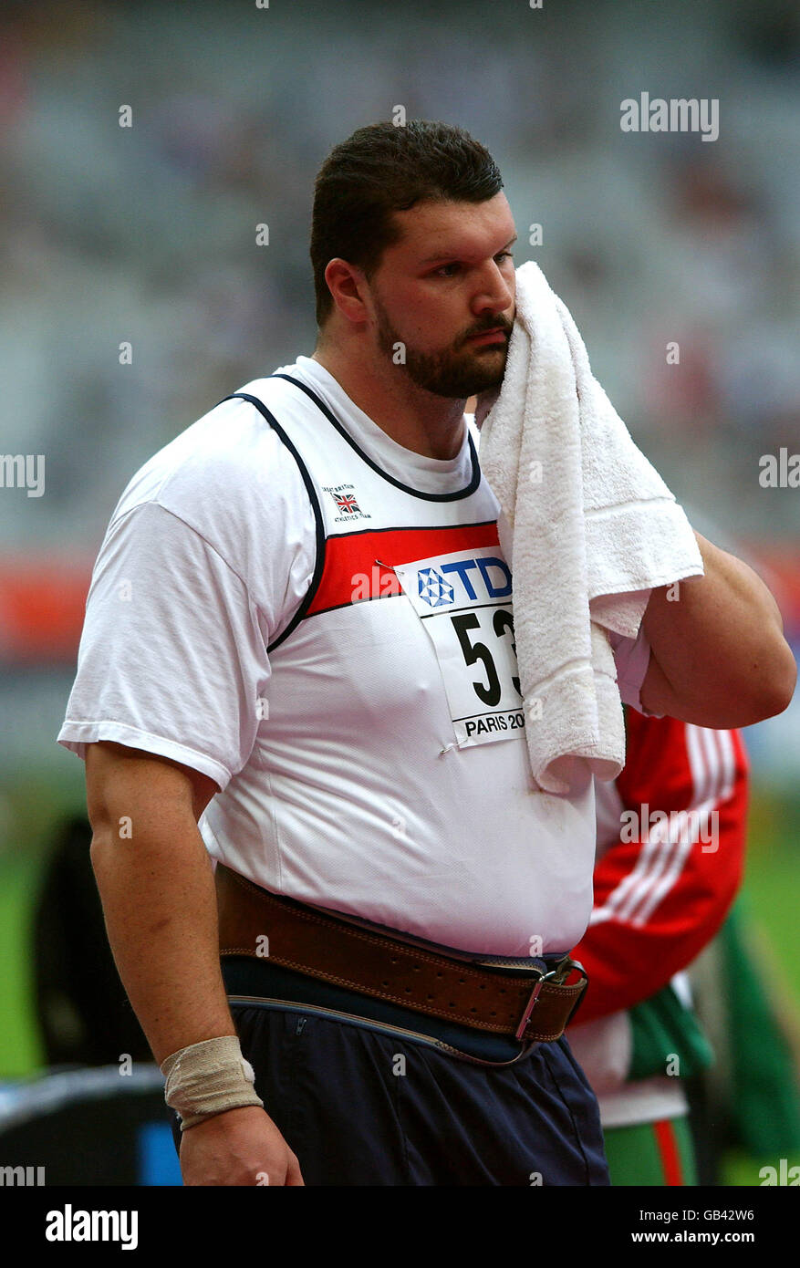 Athletics - IAAF World Athletics Championships - Paris 2003 - Men's Shot Put Qualifying. Great Britain's Carl Myerscough is dejected after going out of the Shot Put Stock Photo