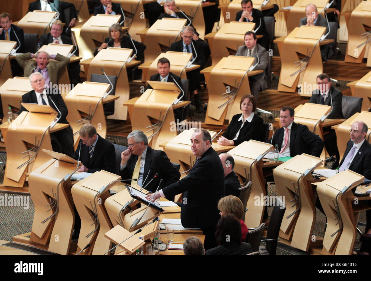 Scottish First Minister Alex Salmond (standing, bottom centre) takes questions at Question Time in the Scottish Parliament, Edinburgh. Stock Photo