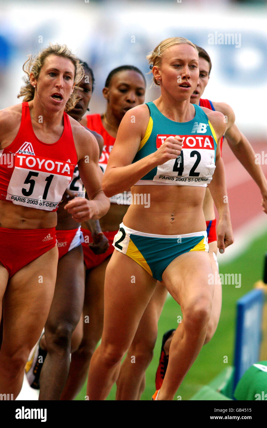 Athletics - IAAF World Athletics Championships - Paris 2003 - Women's 800m Semi-Final. Australia's Tamsyn Lewis (42) leads from Austria's Stephanie Graf (51) in the 800m Stock Photo