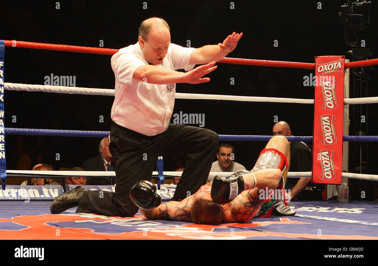 Boxing referee counting hires stock photography and images Alamy