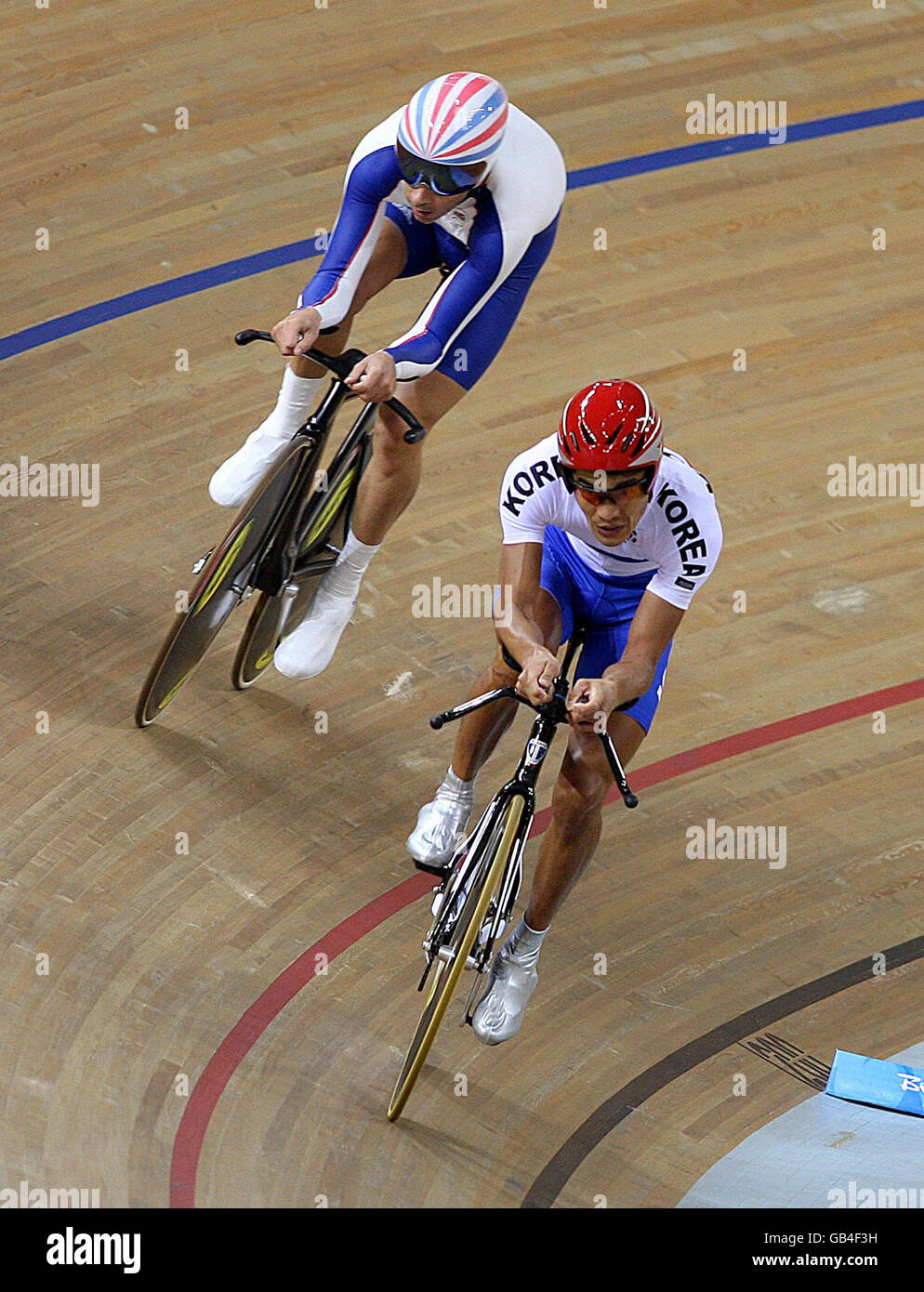 Great Britain's Darren Kenny (behind) catches Jin Yong-Sik of Korea on his way to winning the Men's Individual Pursuit in the Laoshan Velodrome during the 2008 Beijing Paralympic Games, China. Stock Photo