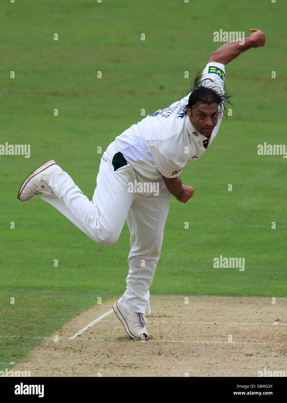 Cricket - Liverpool Victoria County Championship - Division One - Day Two - Surrey v Hampshire - The Brit Oval. Surrey's Shoaib Akhtar in action against Hampshire Stock Photo