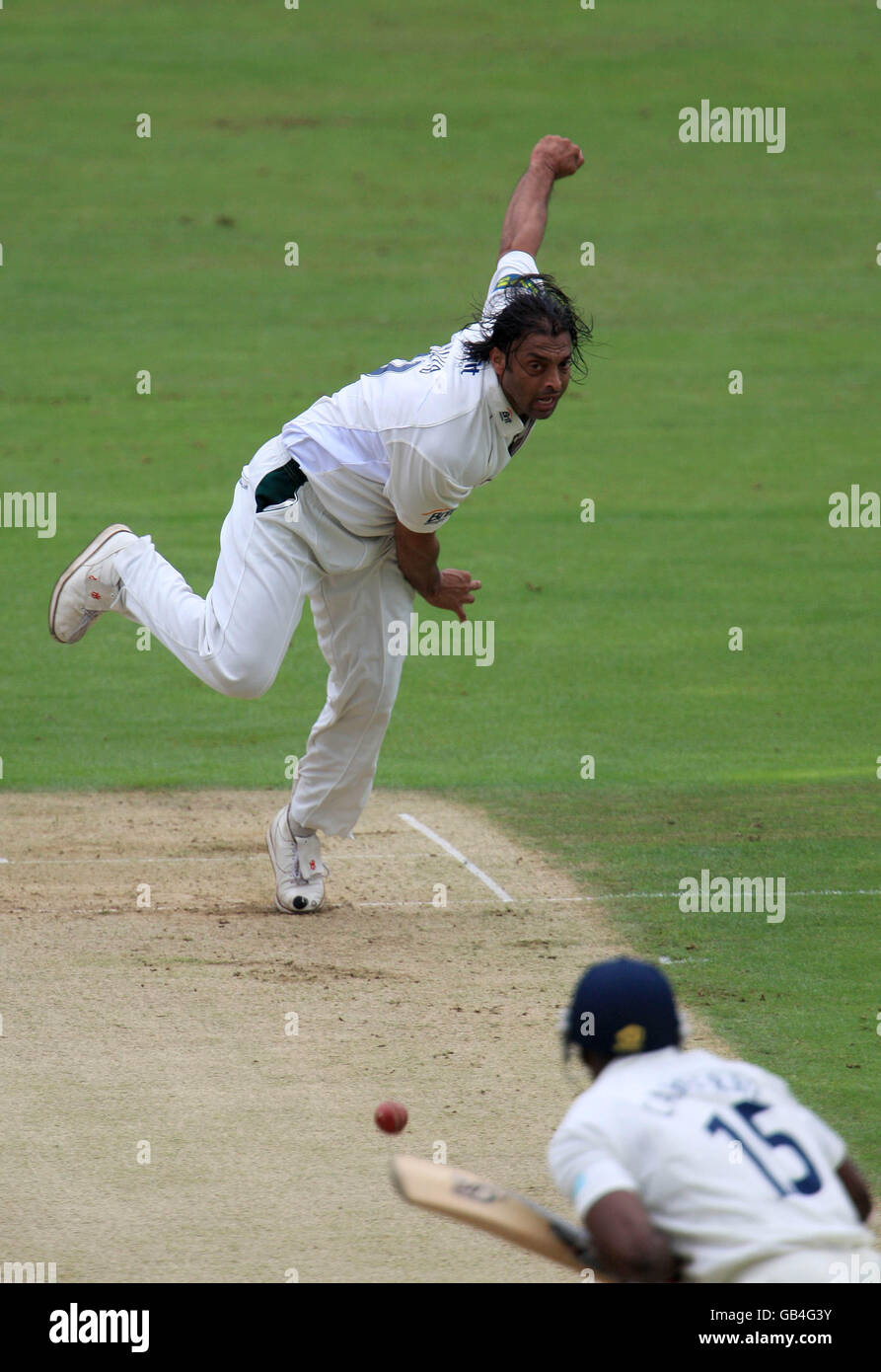 Cricket - Liverpool Victoria County Championship - Division One - Day Two - Surrey v Hampshire - The Brit Oval. Surrey's Shoaib Akhtar in action against Hampshire. Stock Photo