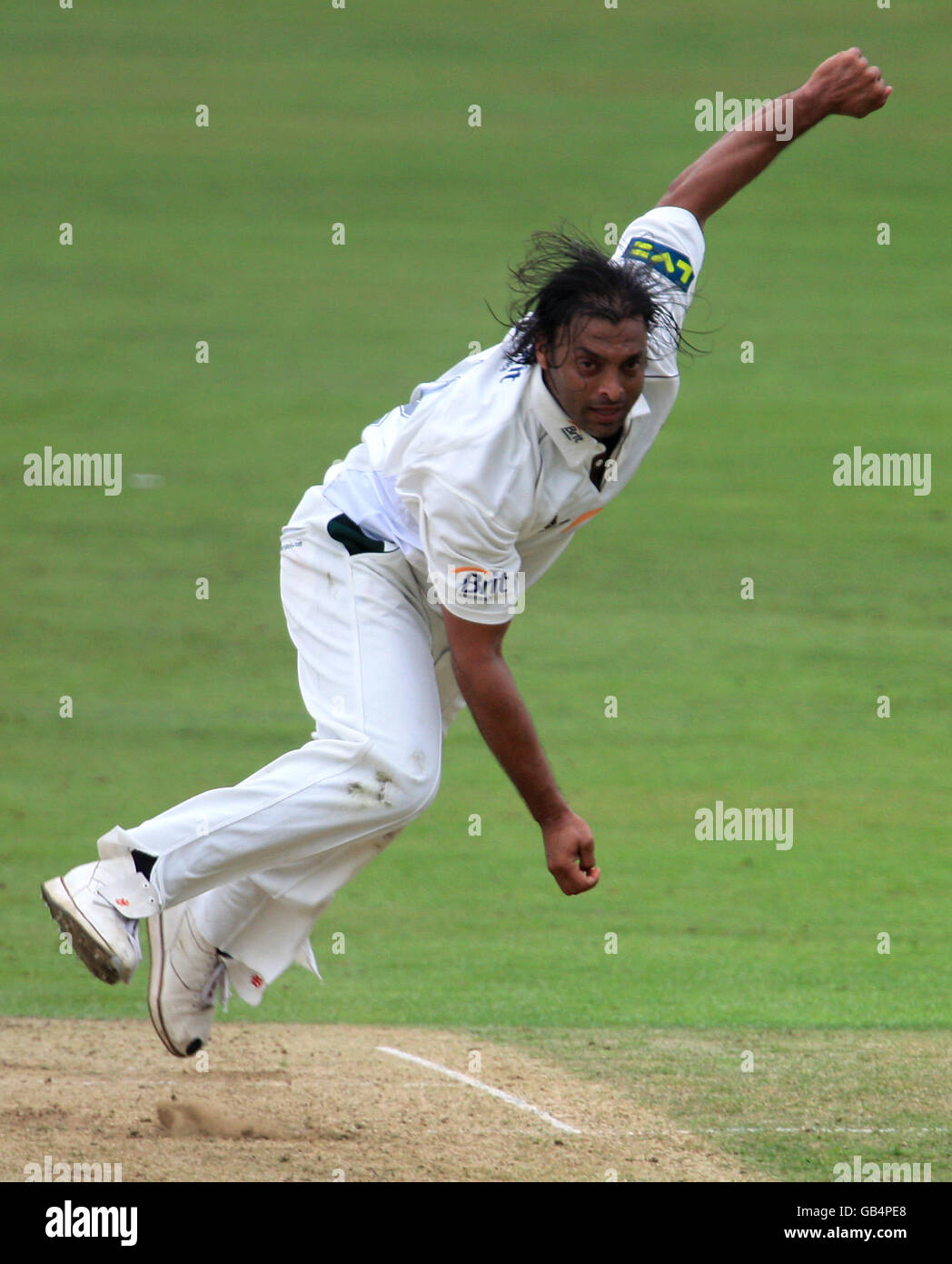 Cricket - Liverpool Victoria County Championship - Division One - Day Two - Surrey v Hampshire - The Brit Oval. Surrey's Shoaib Akhtar bowls against Hampshire Stock Photo