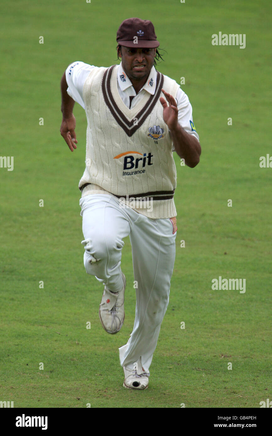 Cricket - Liverpool Victoria County Championship - Division One - Day Two - Surrey v Hampshire - The Brit Oval. Surrey's Shoaib Akhtar Stock Photo