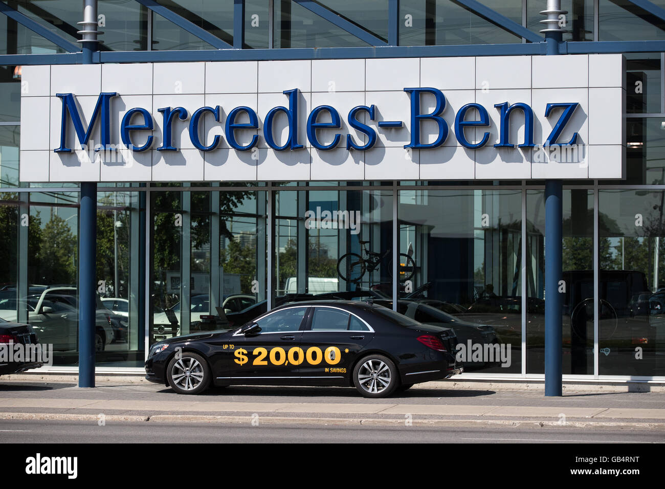 Mercedes dealership hi-res stock photography and images - Alamy