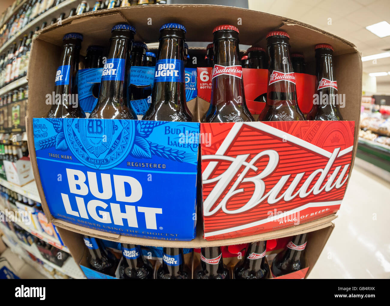 ballet Vice Advarsel A display of Budweiser and Bud Light beer by the brewer Anheuser-Busch in a  supermarket in New York on Thursday, June 30, 2016. (© Richard B. Levine  Stock Photo - Alamy