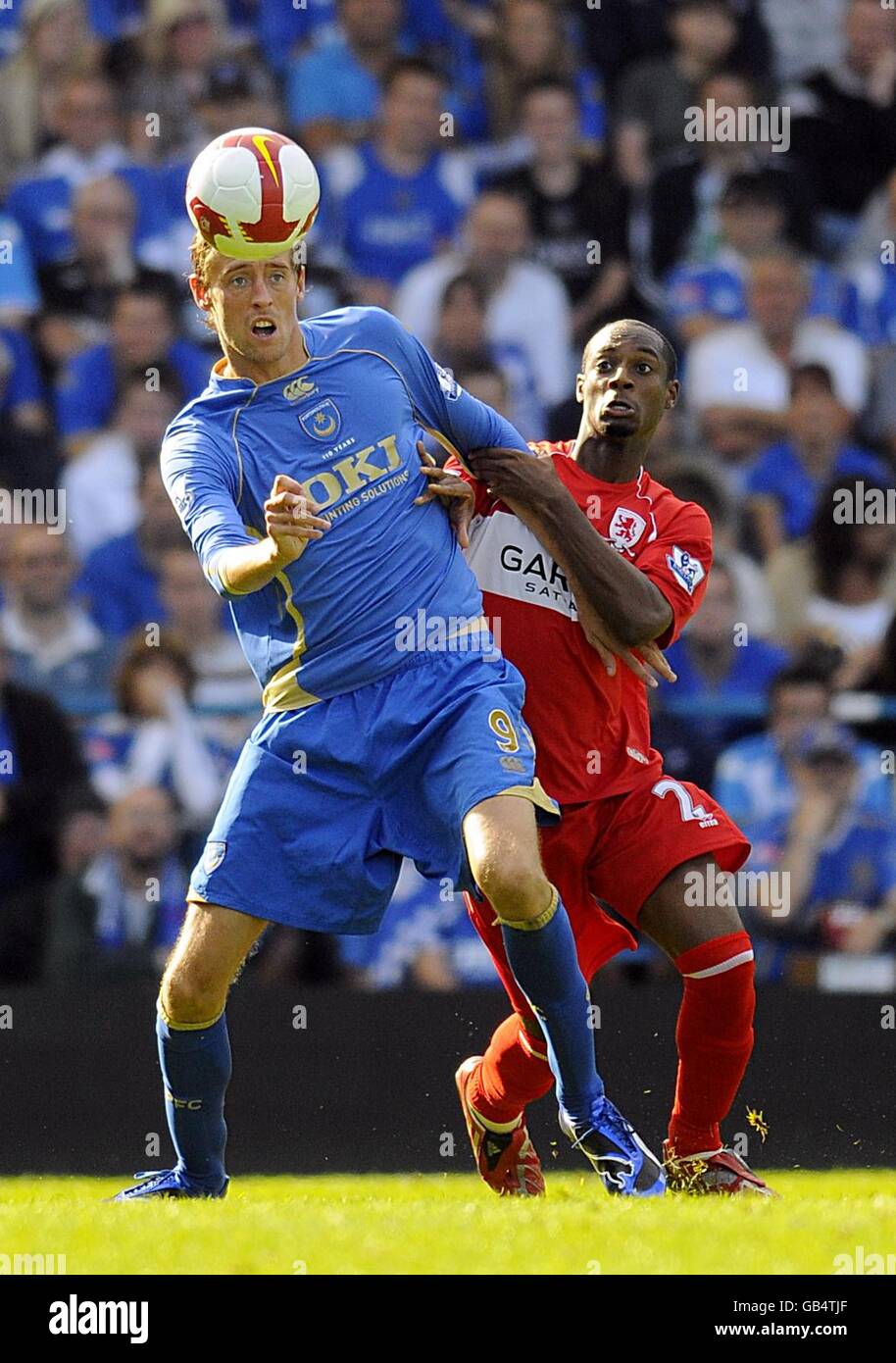 Soccer - Barclays Premier League - Portsmouth v Middlesbrough - Fratton Park. Middlesbrough's Justin Hoyte (r) and Portsmouth'S Peter Crouch battle for the ball Stock Photo