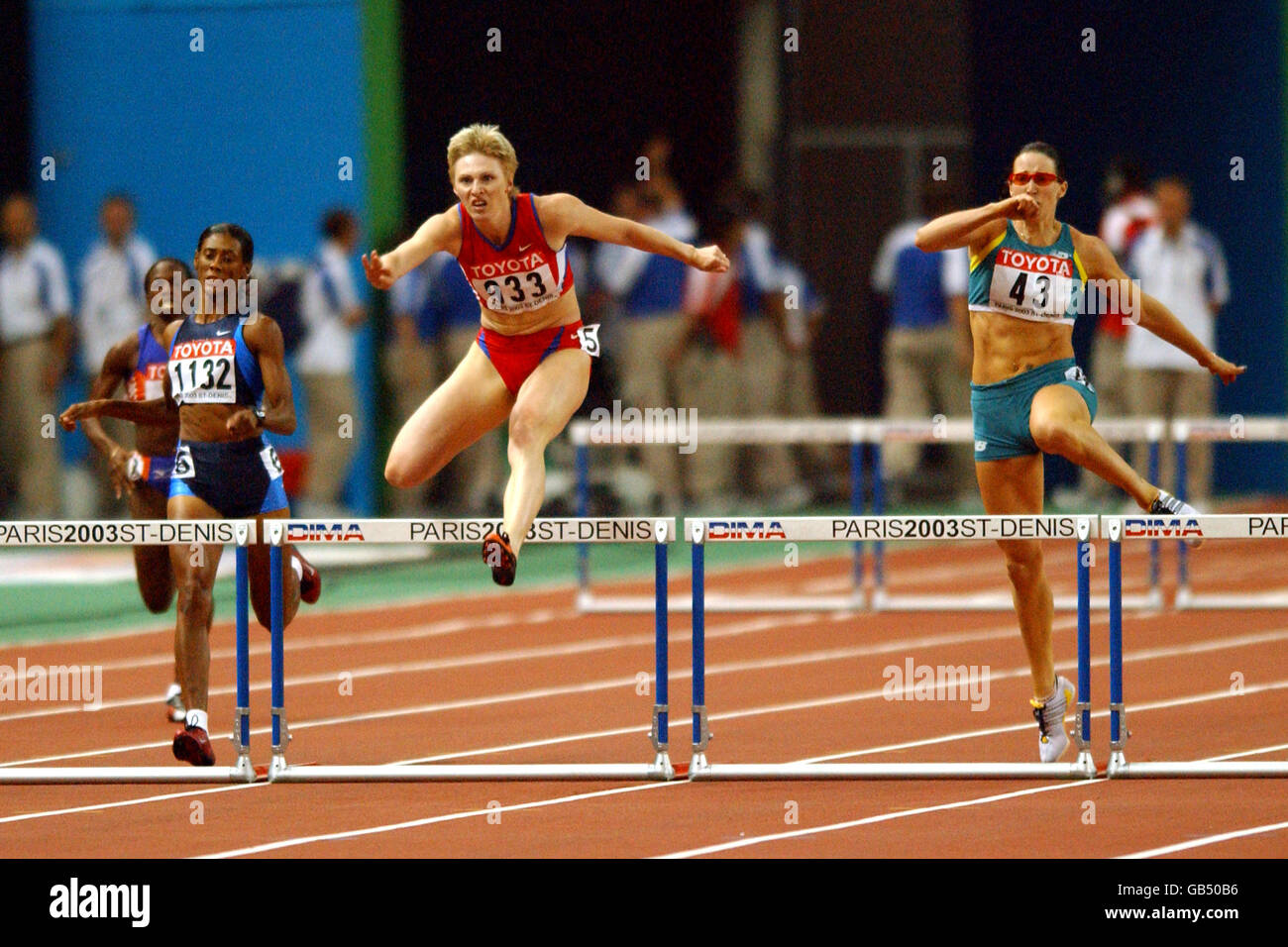 Russia's Yuliya Pechonkina (933) leads going into the final hurdle from Australia's Jana Pittman (43) and USA's Sandra Glover (1132) Stock Photo