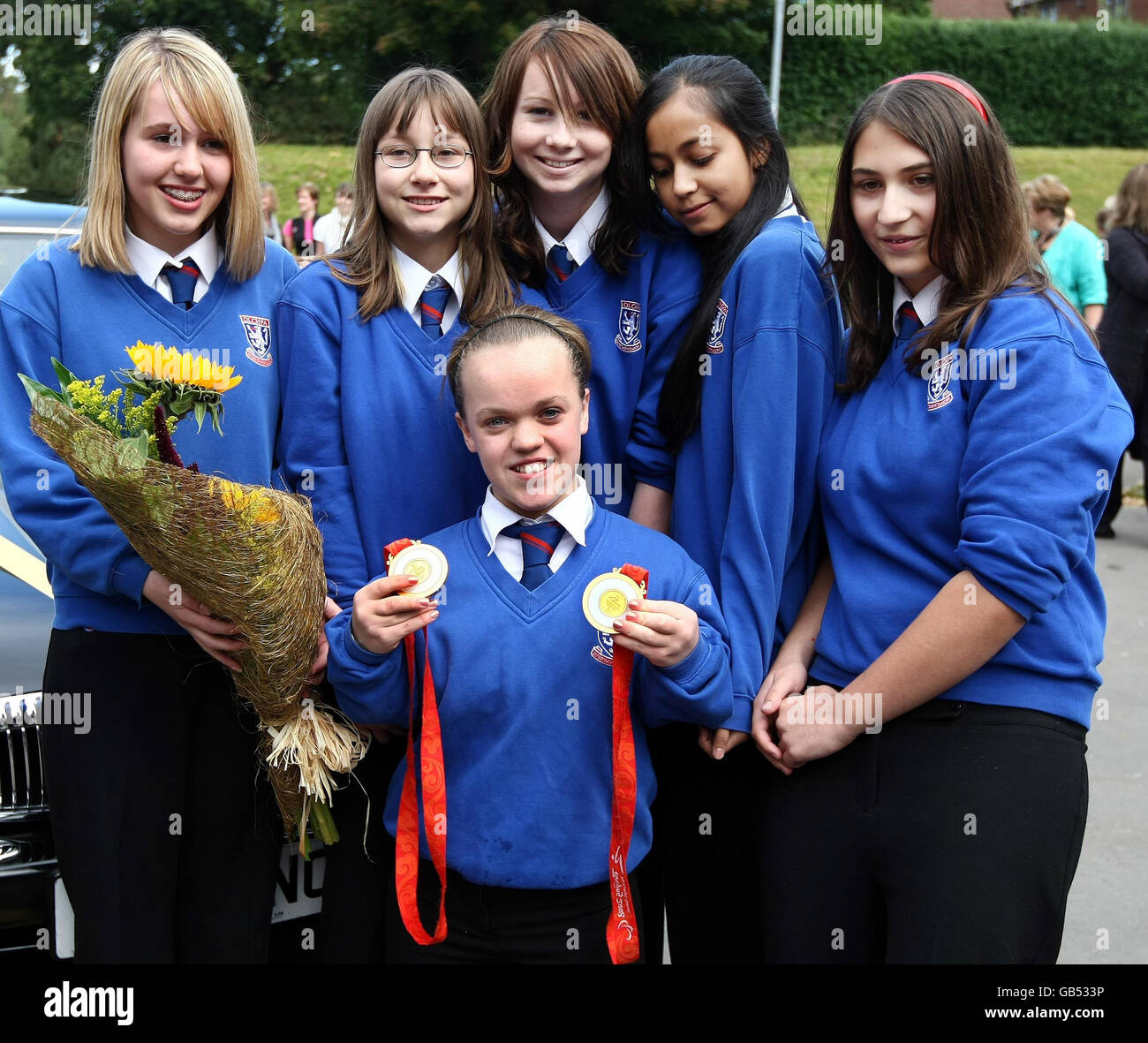 Paralympic swimmer Eleanor Simmonds, who is Britain's youngest ever individual Paralympic gold medallist, is welcomed back by classmates Amber Evans, Sophie Adams, Natasha Lacey, Samia Rossaye and Cara D'Alesio as she returns to Olchfa School in Swansea. Stock Photo
