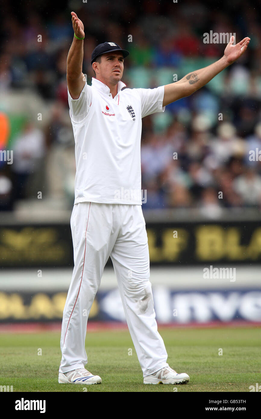England's Kevin Pietersen direscts his field placings Stock Photo