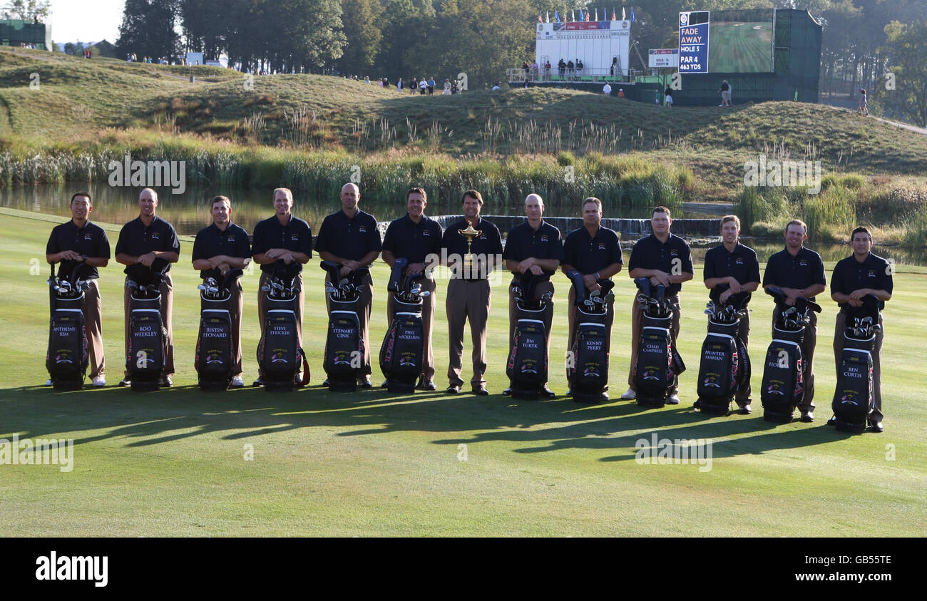 USA's Ryder Cup Team (from left) Anthony Kim, Boo Weekley, Justin Leonard, Steve Stricker, Stewart Cink, Phil Mickelson, Paul Azinger, Jim Furyk, Kenny Perry, Chad Campbell, Hunter Mahan, J.B. Holmes and Ben Curtis at Valhalla Golf Club, Louisville, USA. Stock Photo