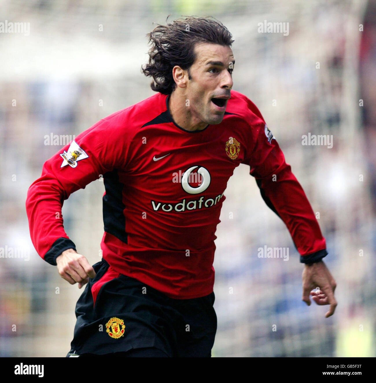 Manchester United's Ruud Van Nistelrooy celebrates his first of three goals  against Leicester City Stock Photo - Alamy