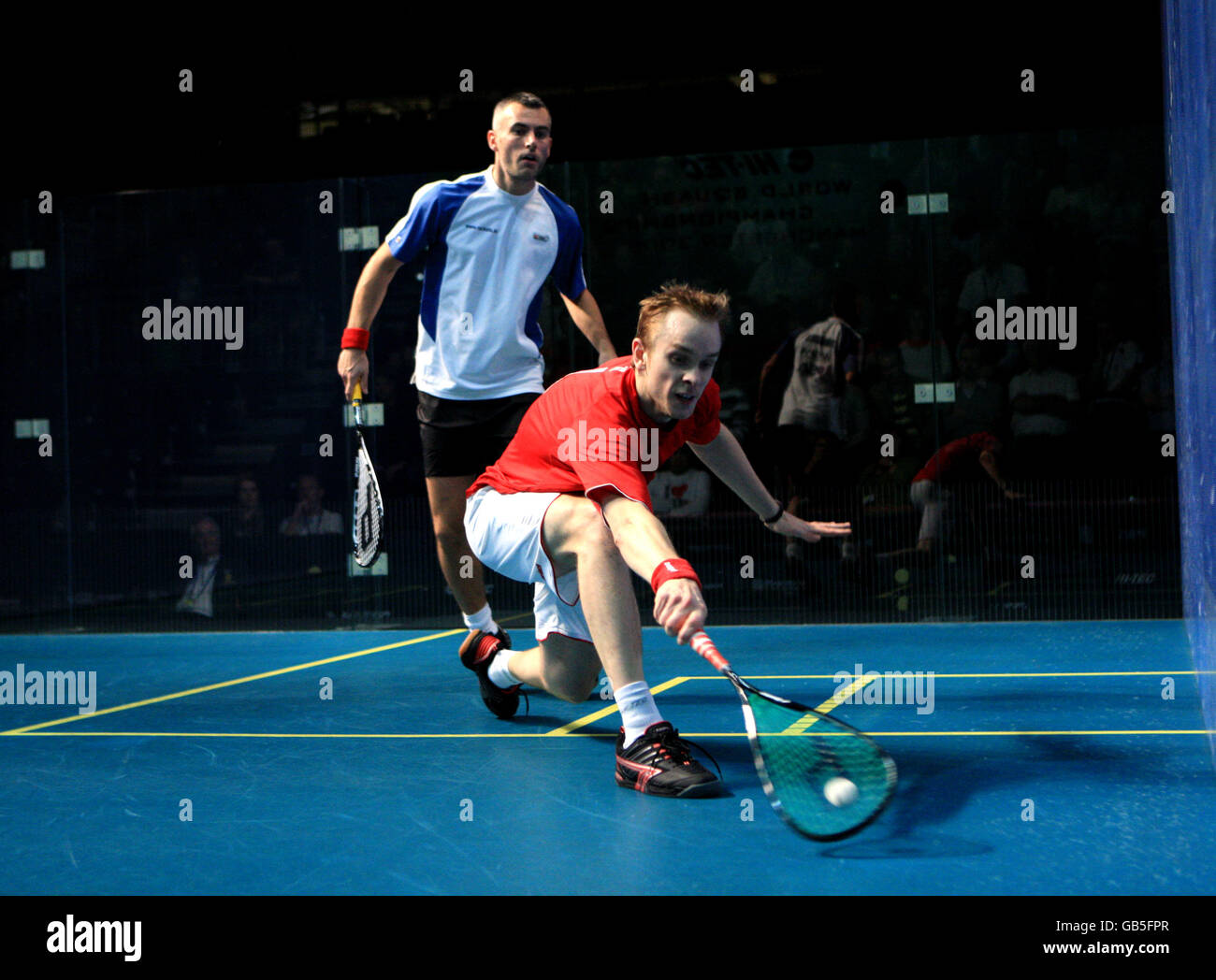 Squash - Hi-Tec World Squash Championships 2008 - National Squash Centre. England's James Willstrop (red) defeats fellow countryman Ben Ford Stock Photo