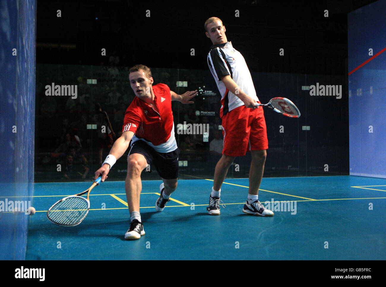 Squash - Hi-Tec World Squash Championships 2008 - National Squash Centre. France's Gregory Gaultier (red) on his way to beating Switzerland's Nicolas Mueller Stock Photo