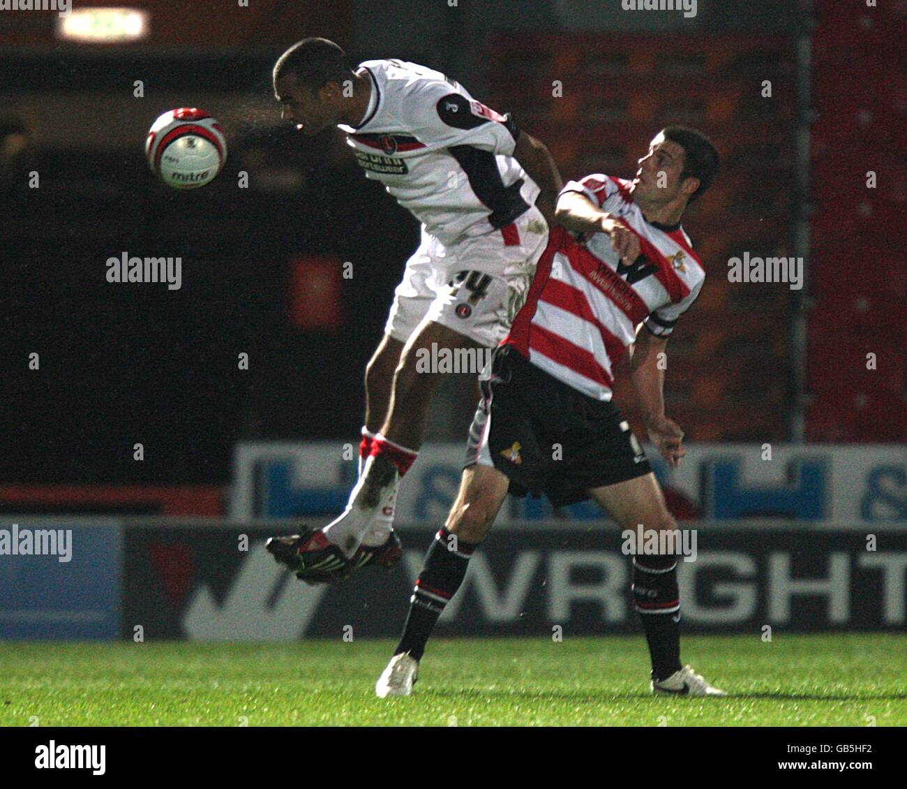 Soccer - Coca-Cola Football League Championship - Doncaster Rovers v Charlton Athletic - Keepmoat Stadium. Charlton Athletic's Hameur Bouazza (l) rises high above Doncaster Rovers' Lewis Guy in a battle for the ball Stock Photo