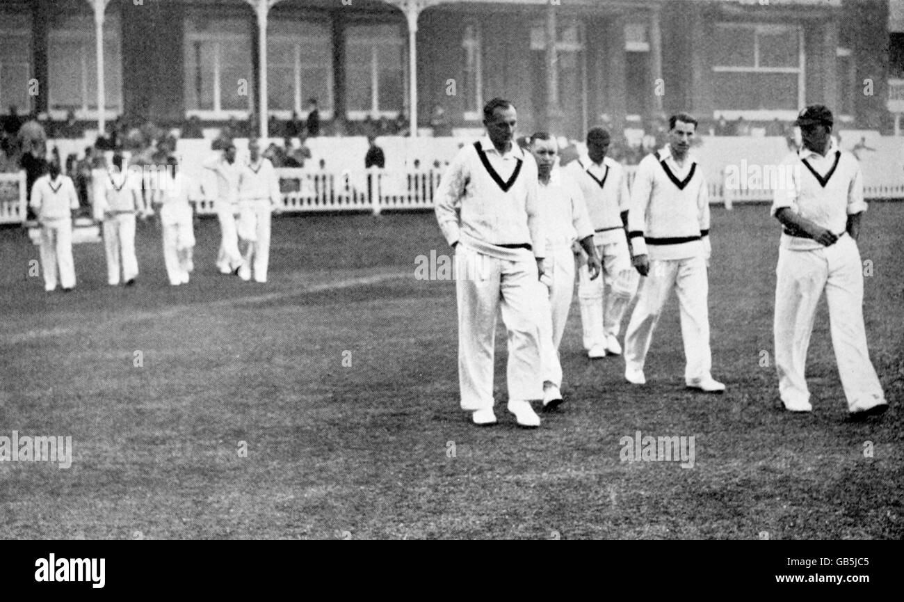 Cricket - The Ashes - Second Test - England v Australia - Third Day. The England players walk back out into the field after enforcing the follow on by dismissing Australia for 284 in their first innings Stock Photo