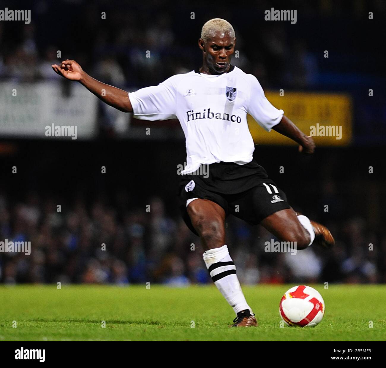 Soccer - UEFA Cup - First Round - First Leg - Portsmouth v Guimaraes - Fratton Park Stock Photo