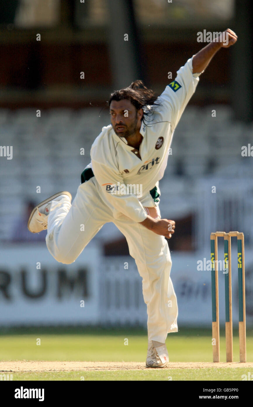 Cricket - Liverpool Victoria County Championship - Division One - Day Three - Surrey v Nottinghamshire - The Brit Oval. Shoaib Akhtar, Surrey Stock Photo