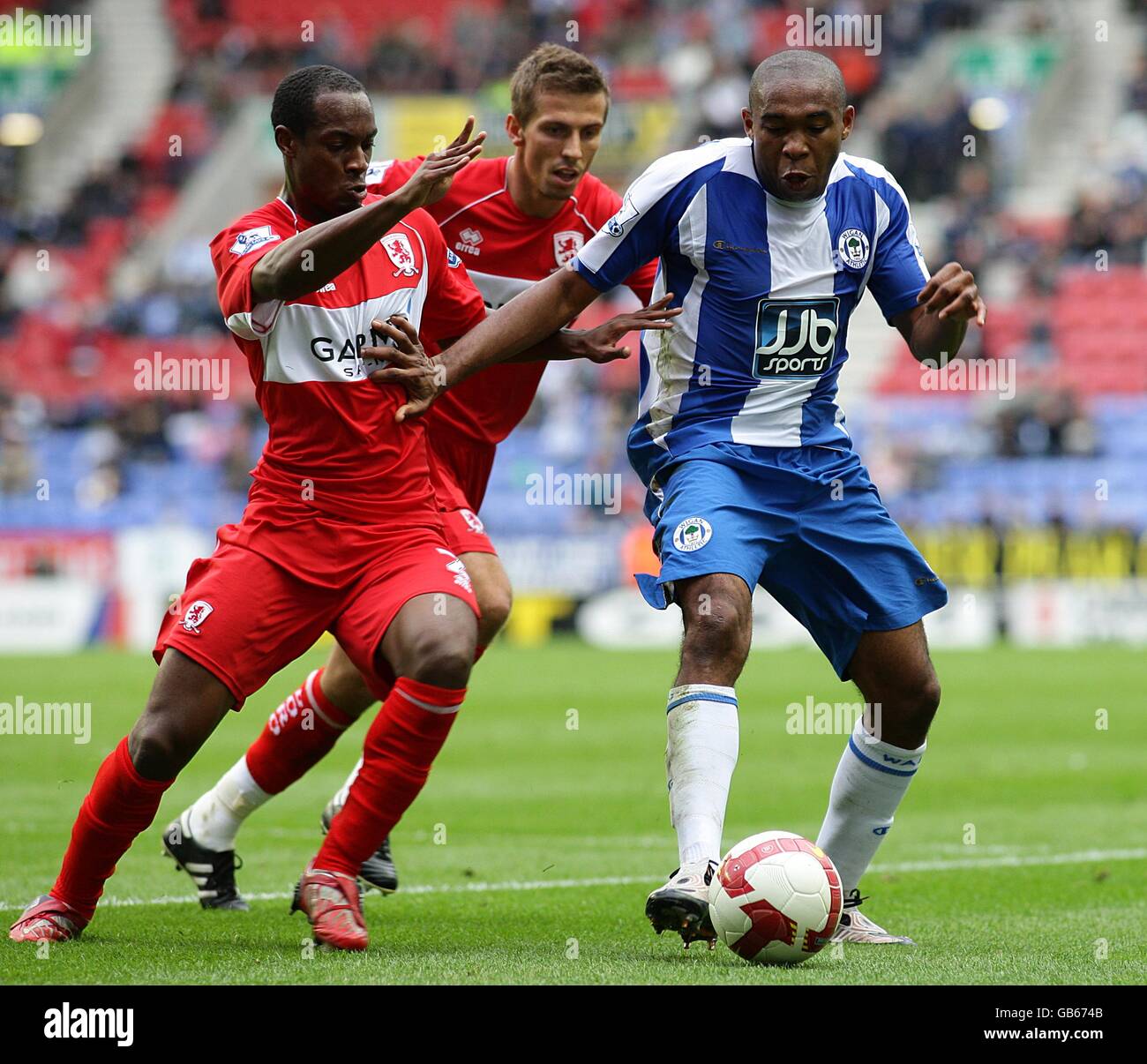Soccer - Barclays Premier League - Wigan Athletic v Middlesbrough - JJB Stadium. Middlesbrough's Justin Hoyte (left) and Wigan Athletic's Wilson Palacios battle for the ball. Stock Photo