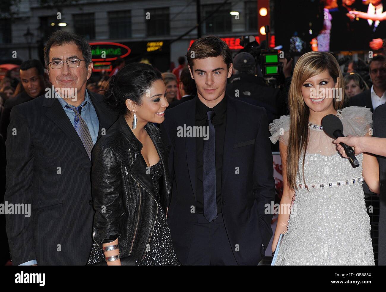 Director Kenny Ortega, Vanessa Hudgens, Zac Efron and Ashley Tisdale arrive for the UK premiere of 'High School Musical 3' at the Empire Leicester Square, London, WC2 Stock Photo
