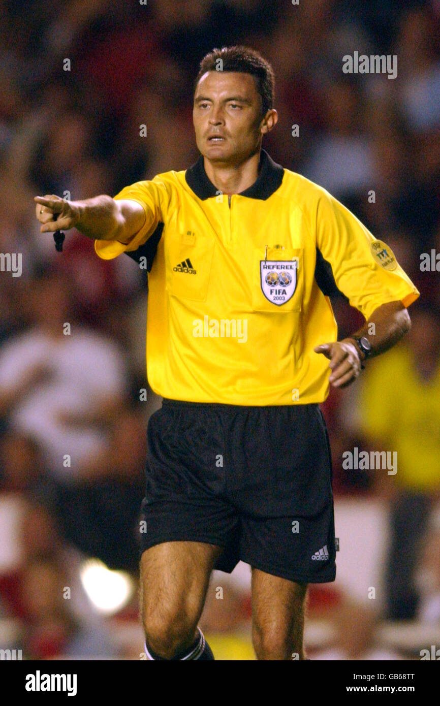 Soccer - UEFA Champions League - Group B - Arsenal v Inter Milan. Referee  Manuel Enrique Mejuto Gonzalez Stock Photo - Alamy