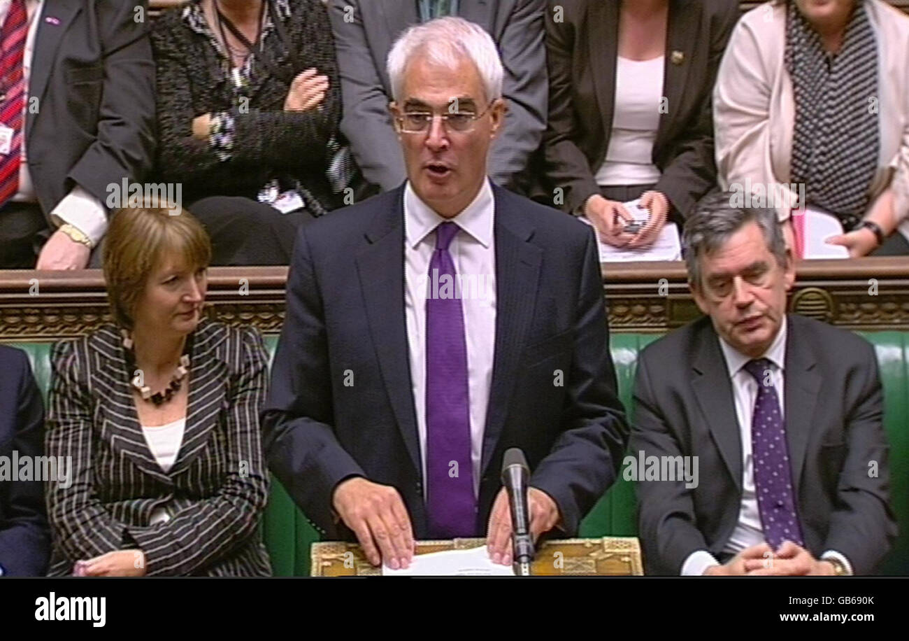 Chancellor Alistair Darling makes a statement in the House of Commons, London. Stock Photo