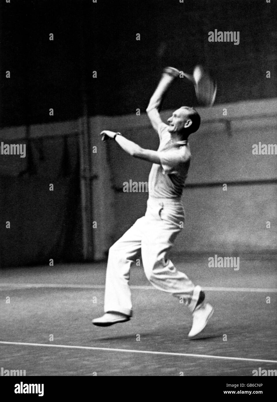 Tennis. Tom Jeffery smashes the ball during practice at the Empire Pool Stock Photo