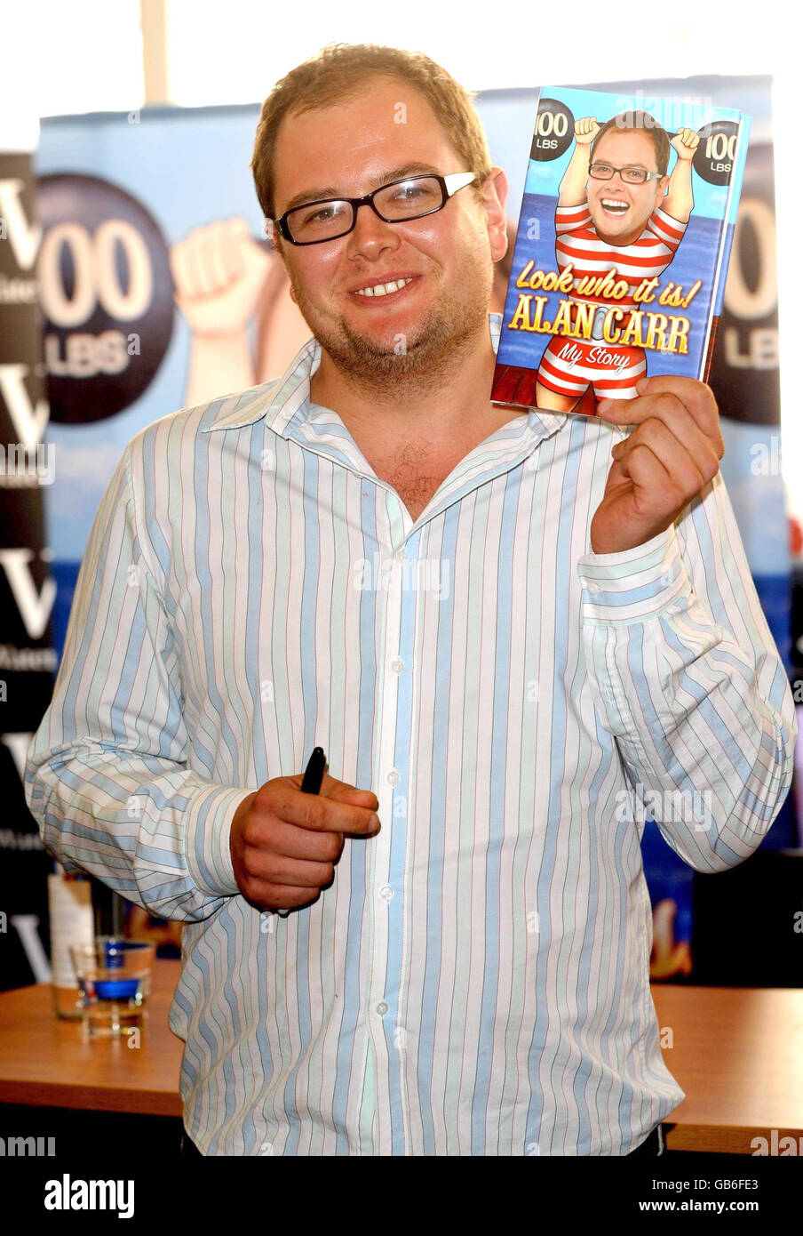 Alan Carr attends a photocall to launch his autobiography 'Look Who it ...
