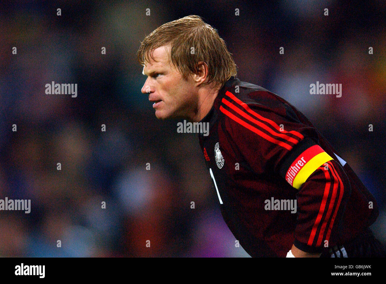 Bayern Munich goalkeeper Oliver Kahn salutes the fans Stock Photo - Alamy