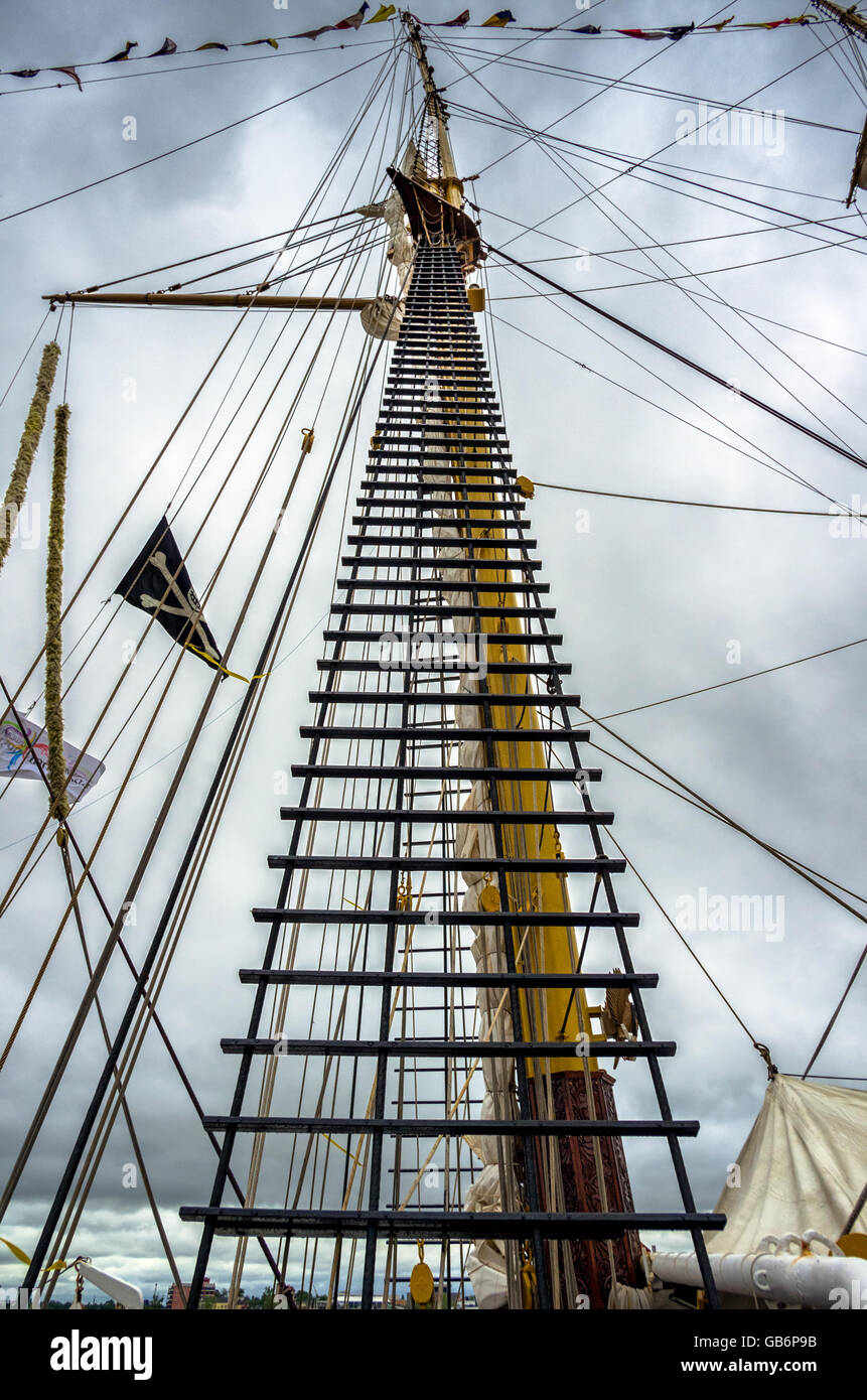 Mast sails tall ship hi-res stock photography and images - Alamy