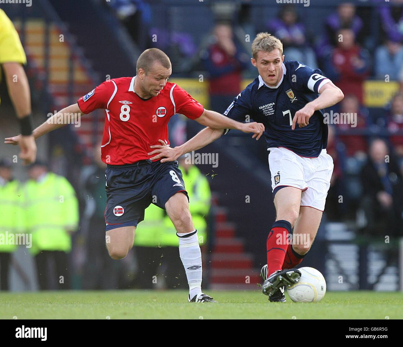 Soccer - FIFA World Cup 2010 - Qualifying Round - Group Nine - Scotland v Norway - Hampden Park. Scotland's Darren Fletcher (r) and Norway's Christian Grindheim battle for the ball Stock Photo