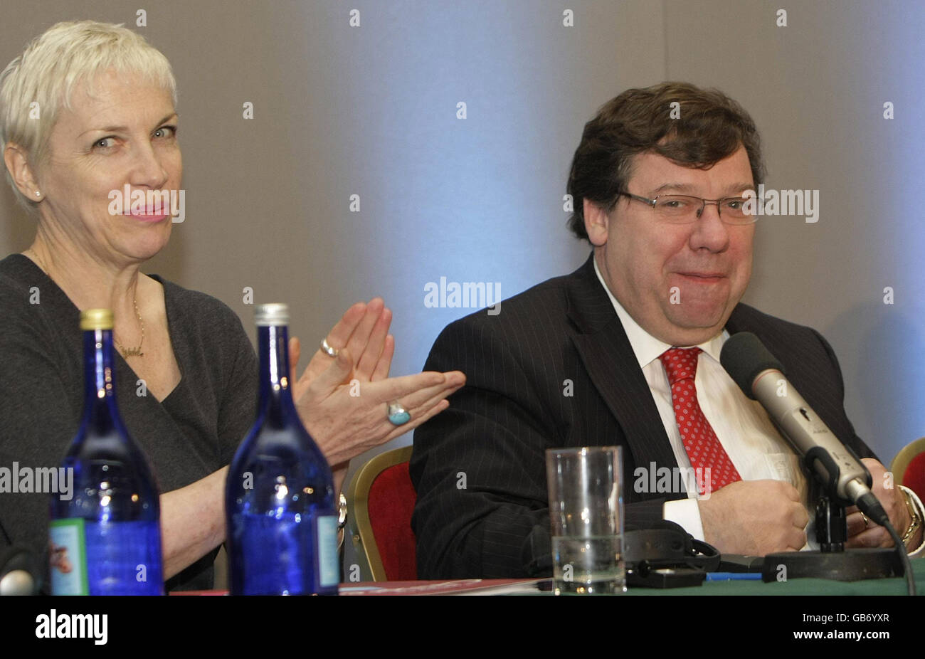 Singer Annie Lennox applauds Taoiseach Brian Cowen at the Fourth Global Forum on Children Affected by HIV and Aids in Dublin. Stock Photo