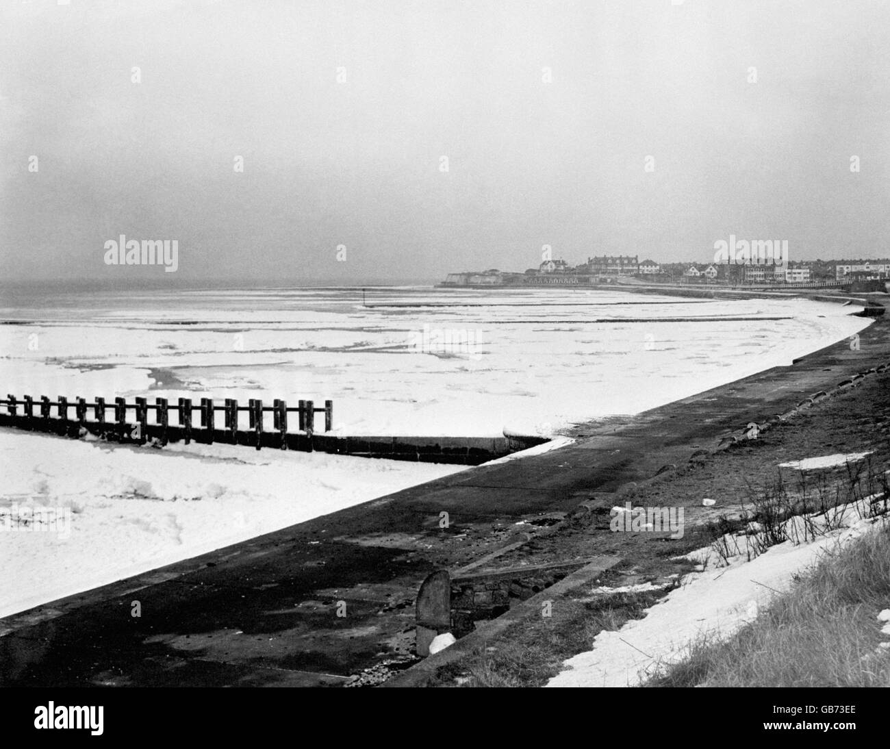 Even the sea has frozen solid in Kent in the current bitterly cold spell. This was the scene at Minnis Bay, near Margate. The sea was frozen for 3 miles along the shore, a quarter of a mile out. Stock Photo