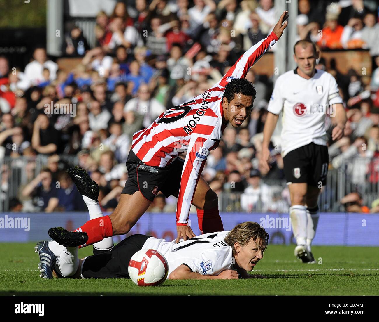 Soccer - Barclays Premier League - Fulham v Sunderland - Craven Cottage. Fulham's Jimmy Bullard lies on the ground after a battle with Sunderland's Kieran Richardson for the ball. Stock Photo