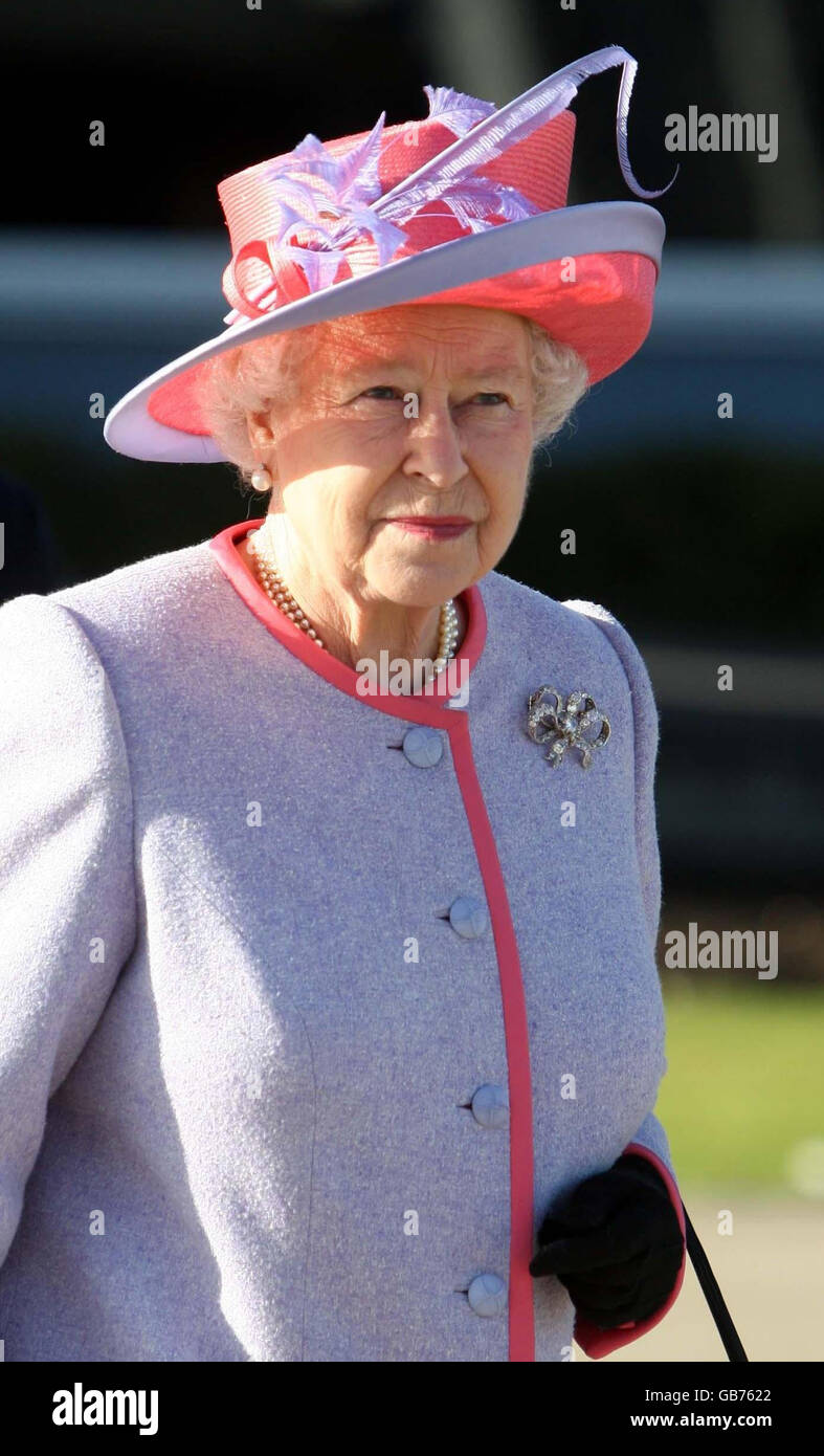 Queen Elizabeth II leaves the Royal suite at Heathrow Airport before ...