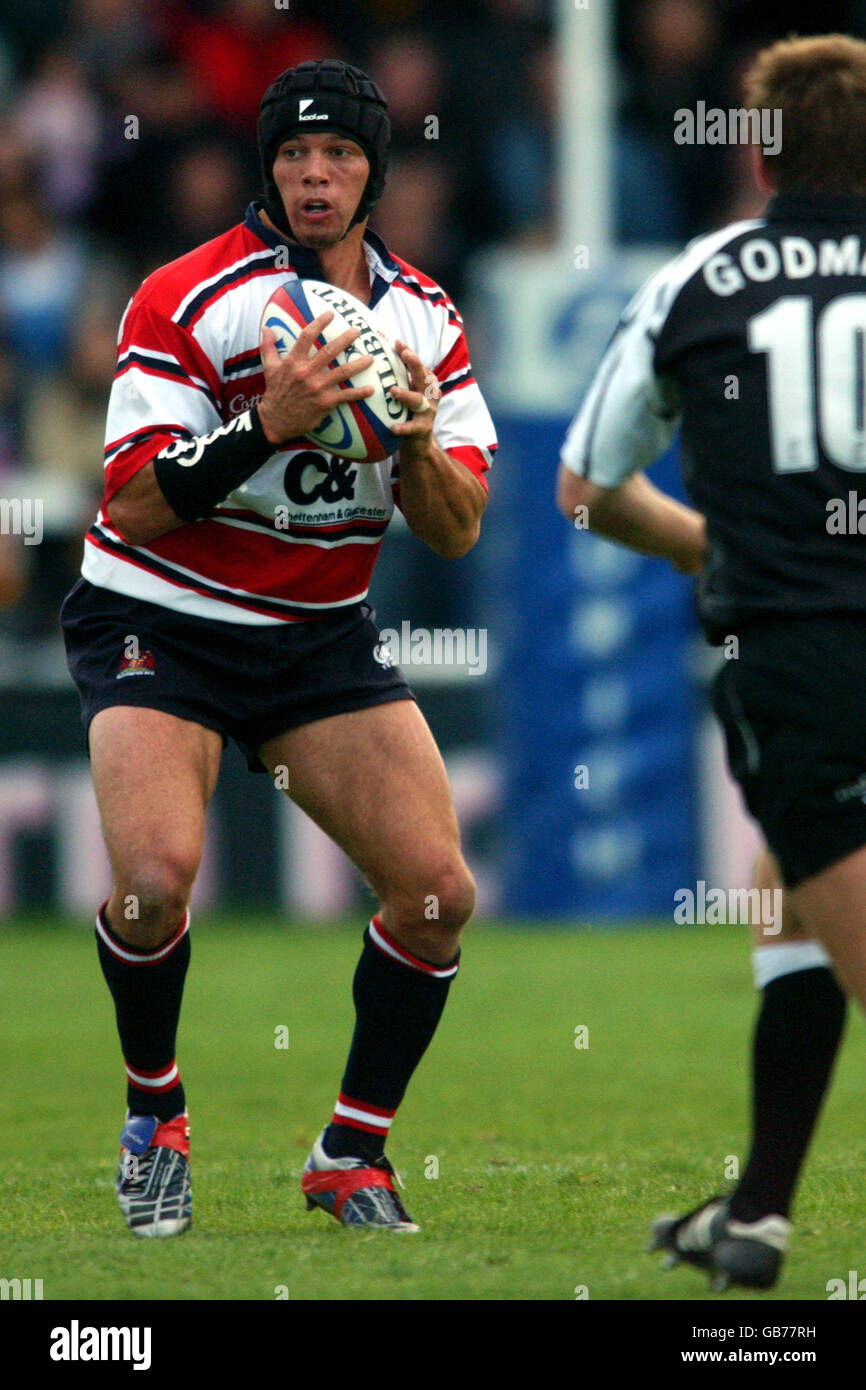 Gloucester's Henry Paul (l) catches the high ball as he is closed down by Newcastle Falcons' Phil Godman (r) Stock Photo