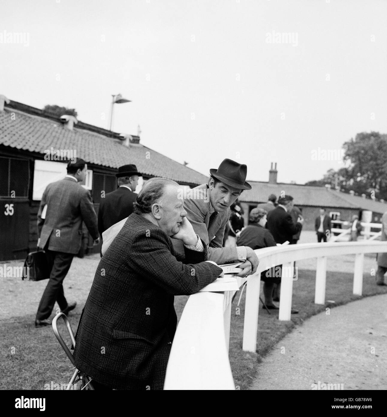 Horse Racing - Newmarket Yearling Sales. (L-R) Trainer Ken Cundell chats to Mr Cransie Stock Photo