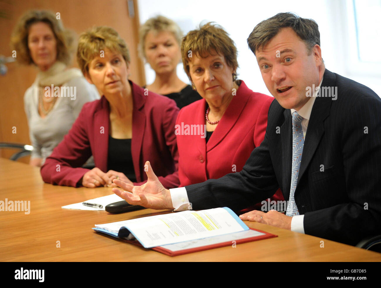 Children's Secretary Ed Balls meets with 17 of the country's 'Agony Aunts' at his office in London today where they discussed how the government can provide better support for children and parents facing family breakdown. (left to right) Zelda West-Meads, Linda Blair, Sally Brampton, Deidre Sanders and Ed Balls. Stock Photo
