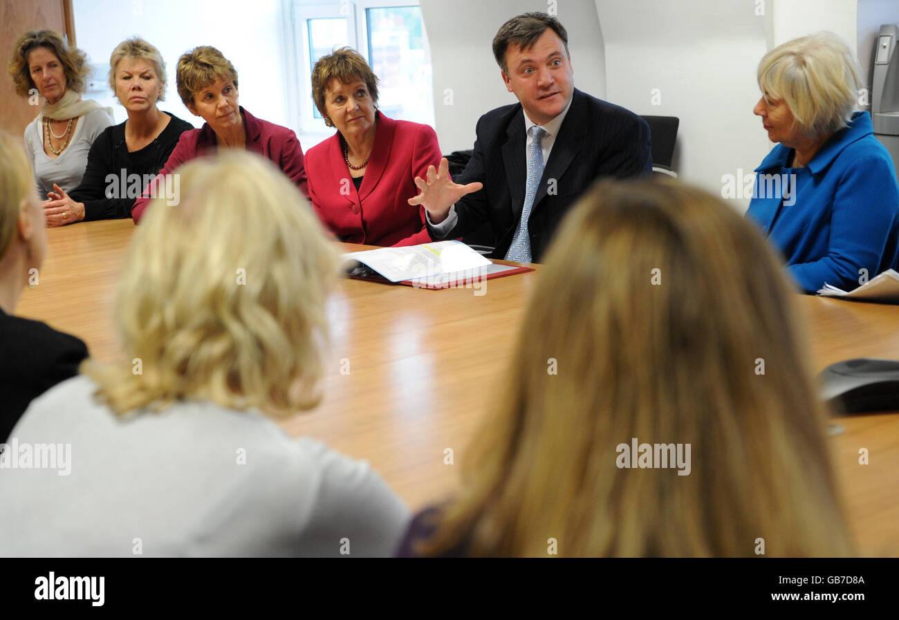 Children's Secretary Ed Balls meets with 17 of the country's 'Agony Aunts' at his office in London today where they discussed how the government can provide better support for children and parents facing family breakdown. (facing, left to right) Zelda West-Meads, Sally Brampton, Linda Blair, Deidre Sanders and Ed Balls. Stock Photo