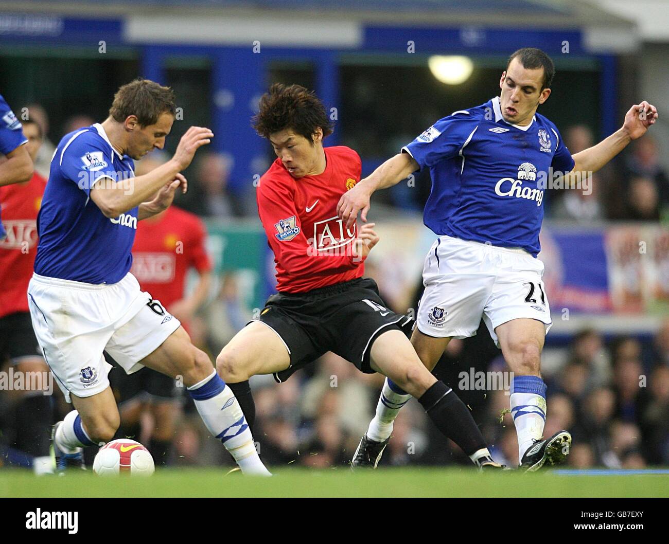 Soccer - Barclays Premier League - Everton v Manchester United - Goodison Park. Everton's Phil Jagielka (l) and Leon Osman (r) challenge Manchester United's Ji-Sung Park for the ball Stock Photo