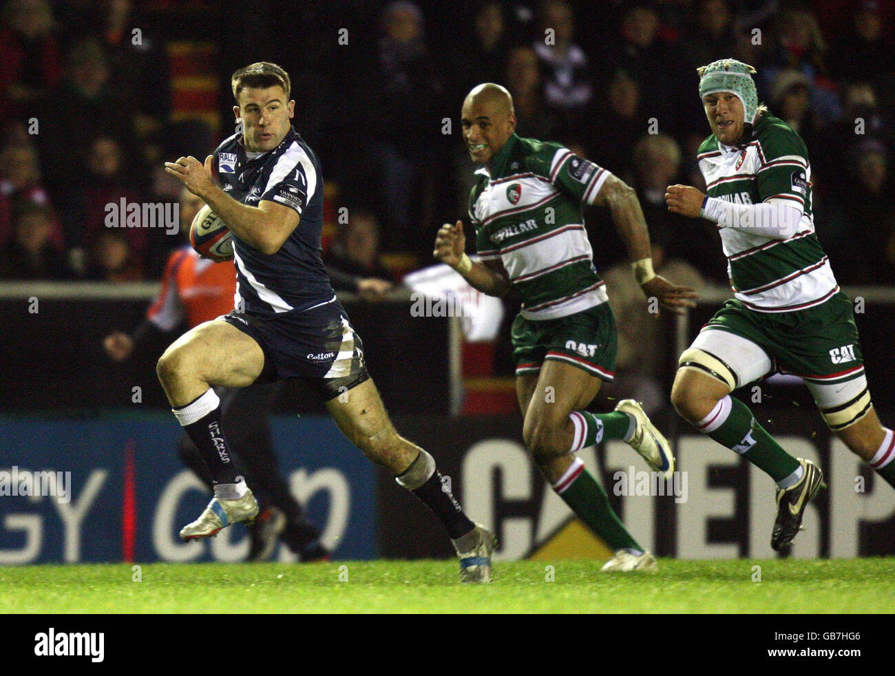 Rugbyu full length action ball running hi-res stock photography and ...