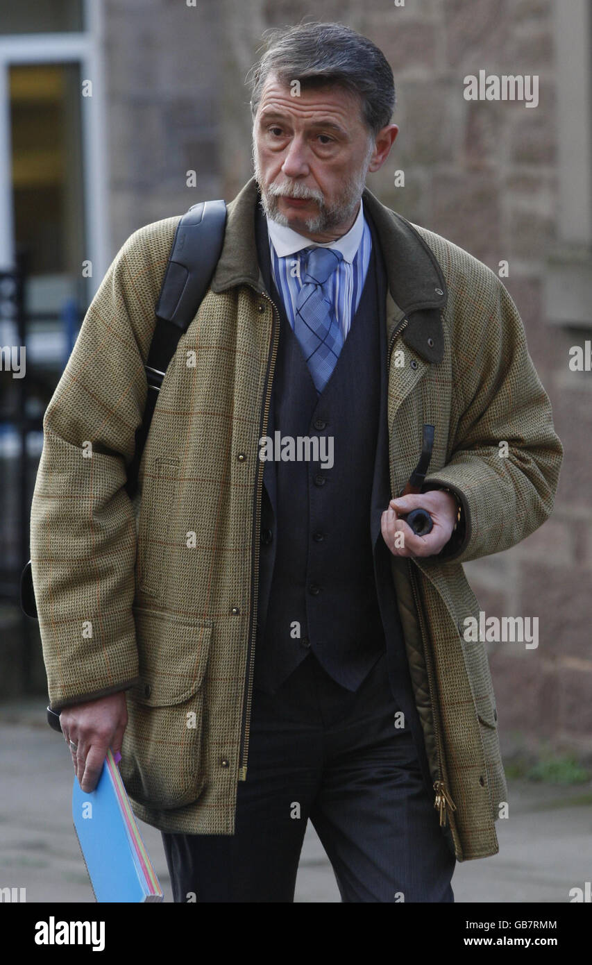 Tobin murder trial. Defence counsel Donald Findlay QC, arrives at Dundee Sheriff Court for the trial of Peter Tobin. Stock Photo