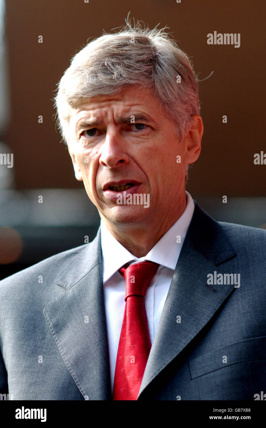 Soccer - FA Barclaycard Premiership - Liverpool v Arsenal. Arsenal manager Arsene Wenger looks concerned during the game Stock Photo