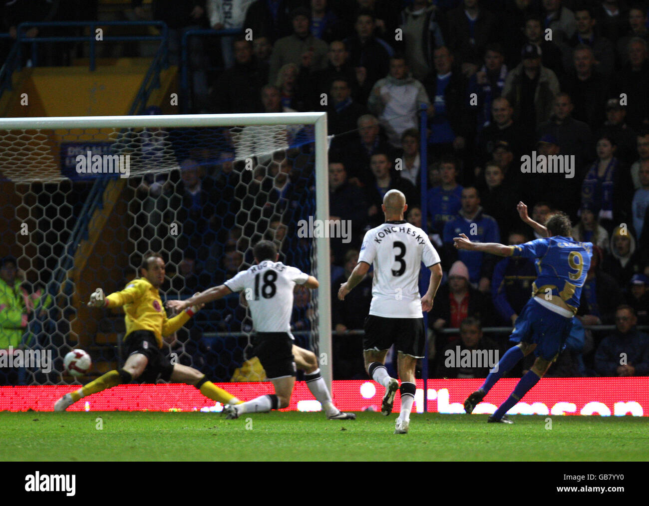 Portsmouth's Peter Crouch puts his team 1-0 up with a shot past Fulham goalkeeper Mark Schwarzer Stock Photo