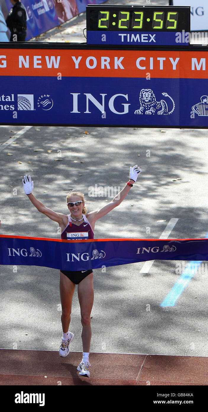 Great Britain's Paula Radcliffe wins the New York Marathon as she crosses the finish line in Central Park during the New York Marathon, New York, USA. Stock Photo